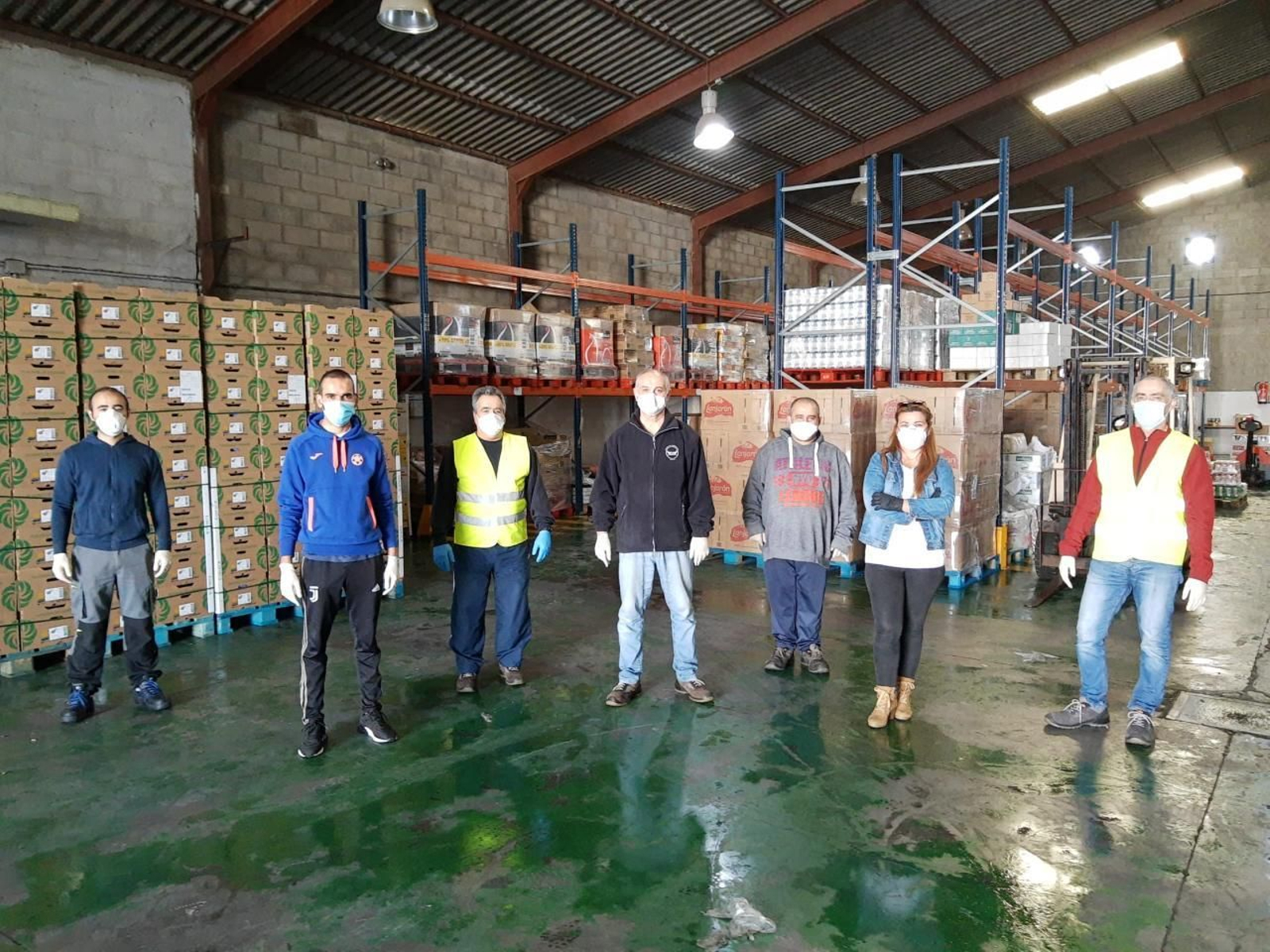 Voluntarios en la nave del Banco de Alimentos. Voluntarios en la nave del Banco de Alimentos.