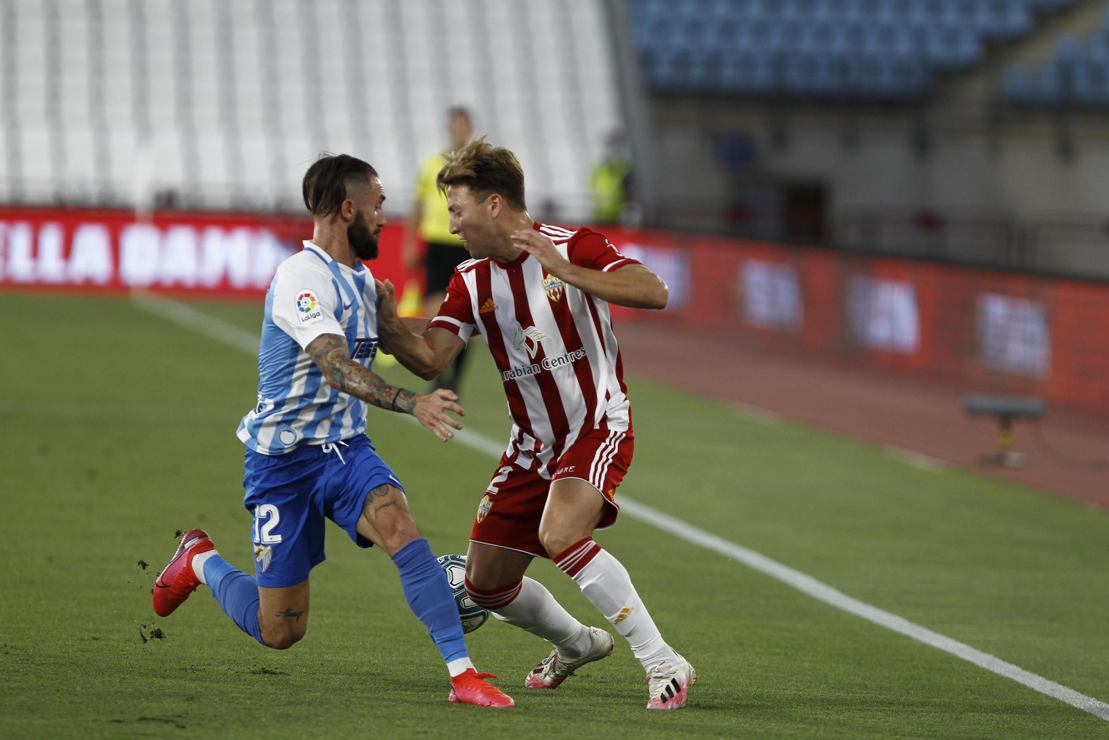 Cifu pugna con Francis durante el Almería-Málaga.