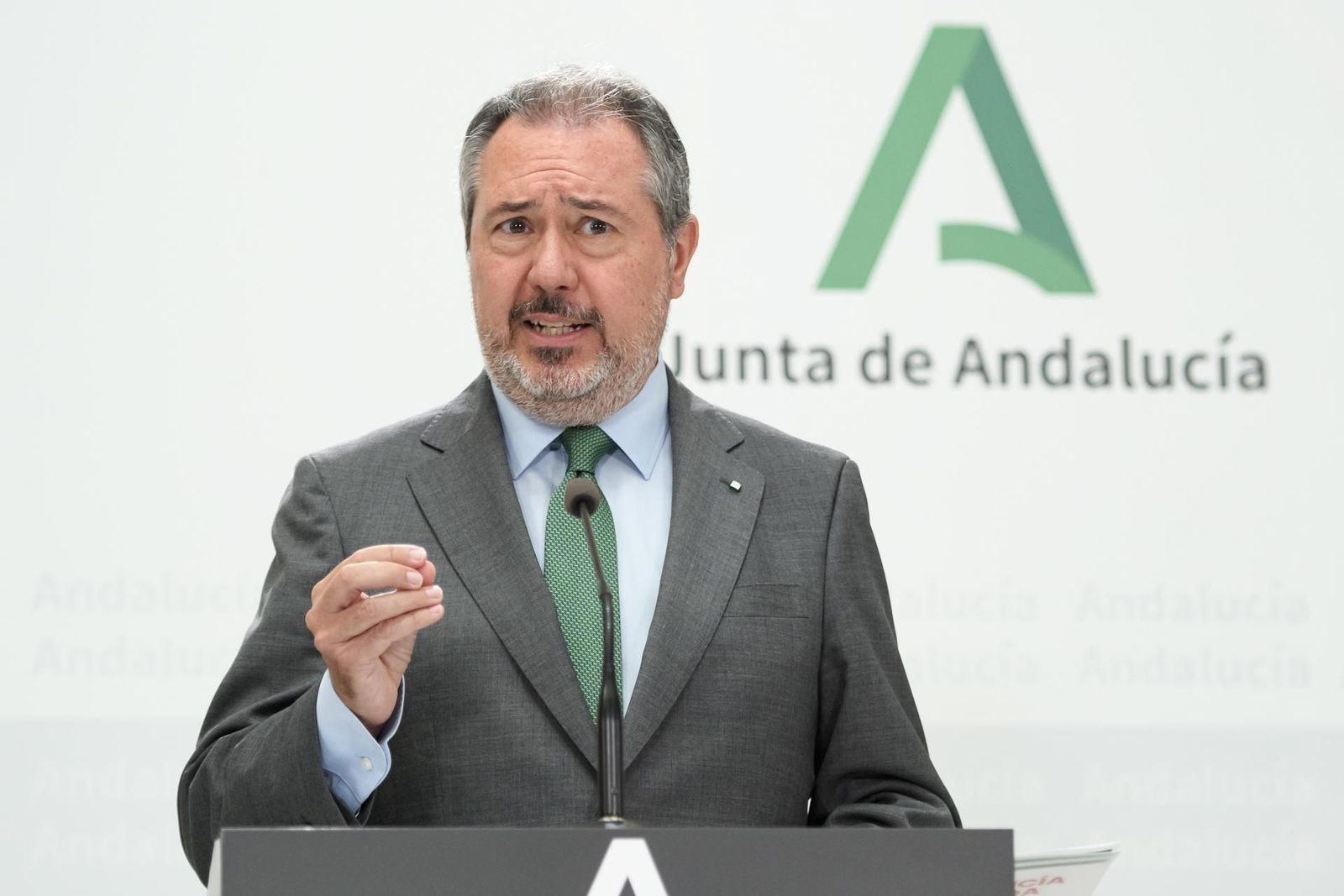 El secretario general del PSOE, Juan Espadas, tras su reunión con el presidente de la Junta de Andalucía, Juanma Moreno.