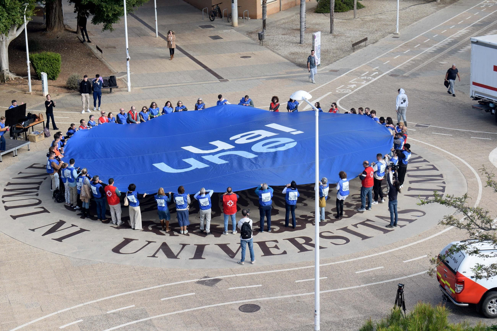 Celebración del GivingTuesday en el pasillo principal del campus de la UAL