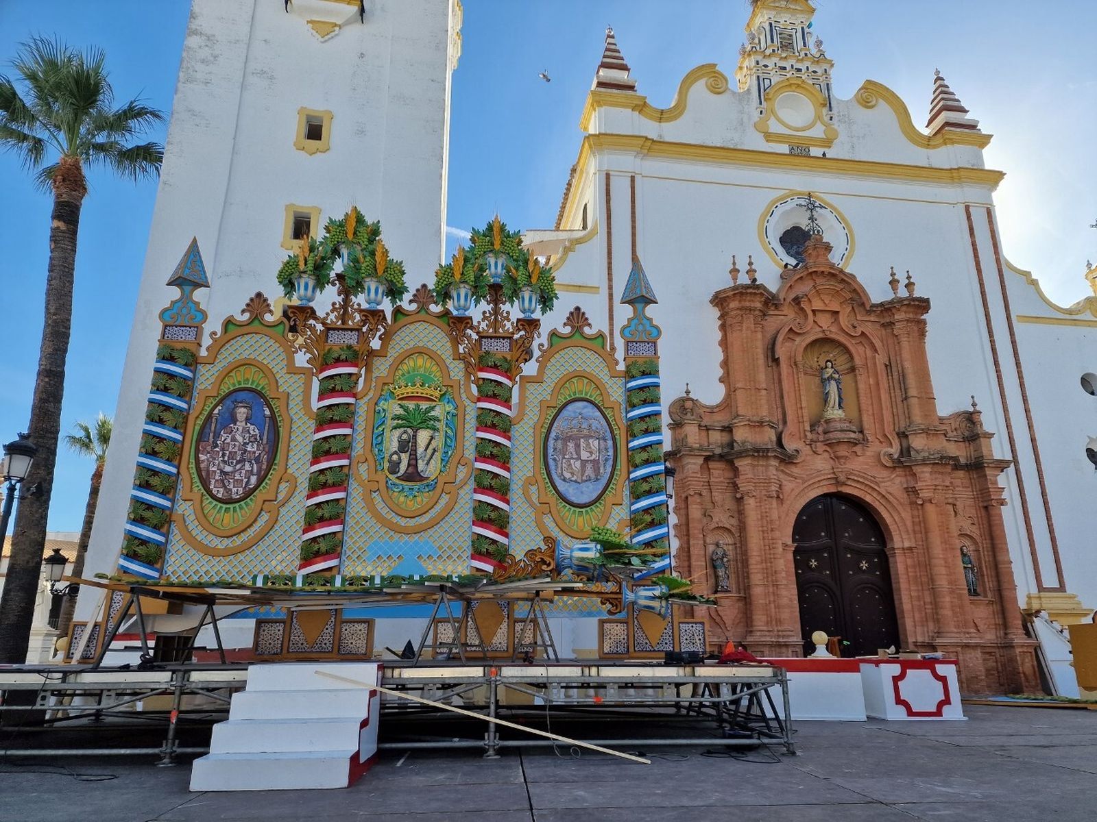 Instalación del escenario donde se desarrolla el Festival.