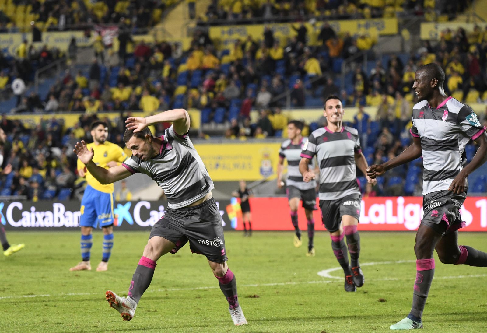 Rodri se dispone a celebrar el segundo gol del Granada CF en Las Palma ante la mirada de Adrián Ramos.