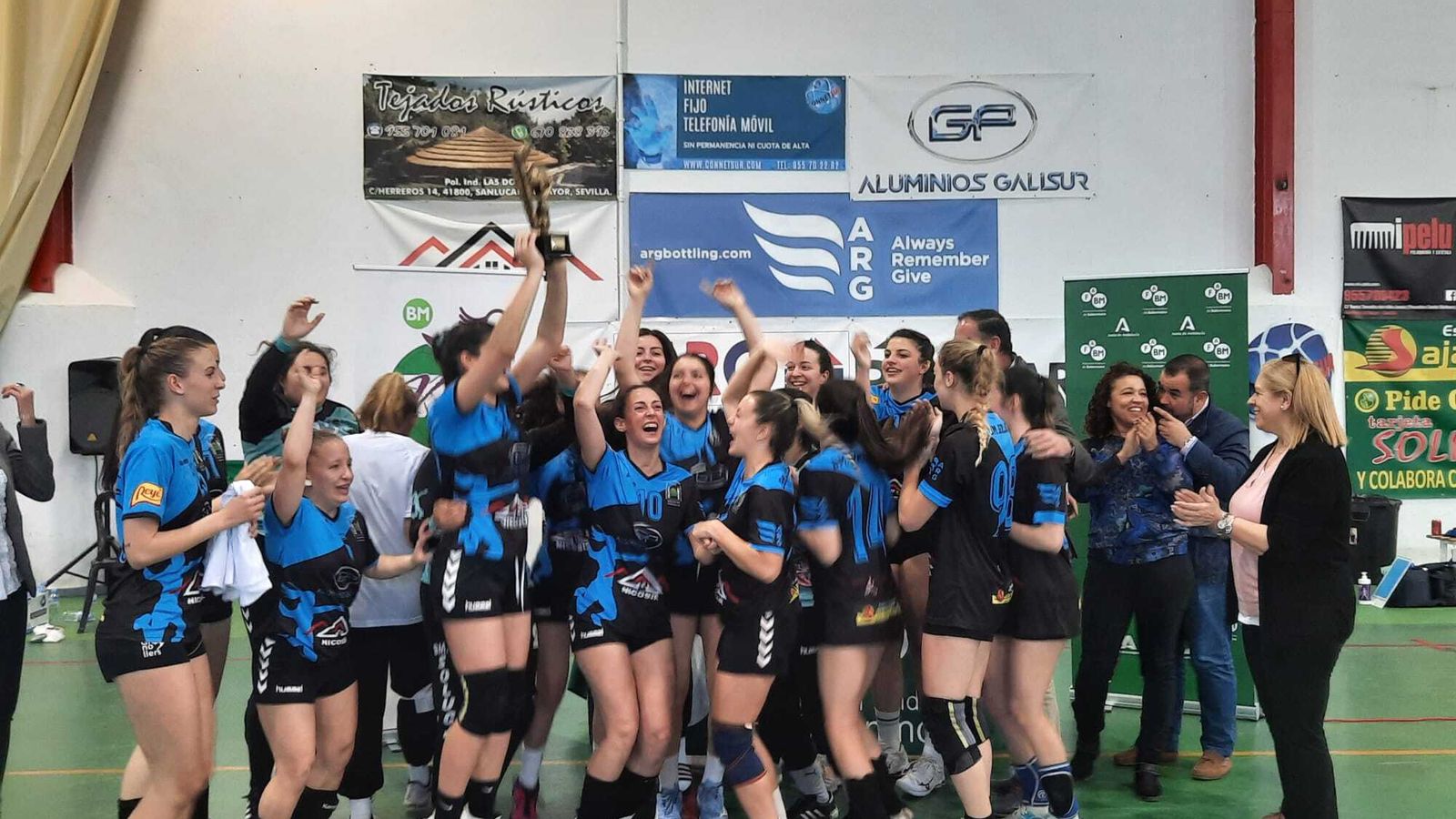 Las jugadoras del BM Solúcar, con el trofeo conquistado.