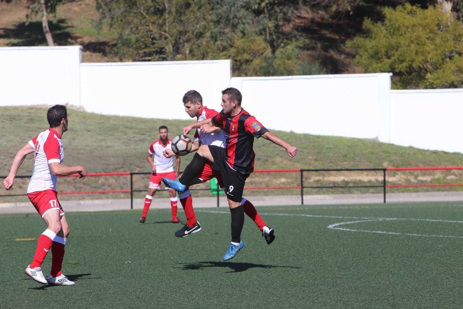 Cisco pugna por el balón en el partido contra el Ubrique.