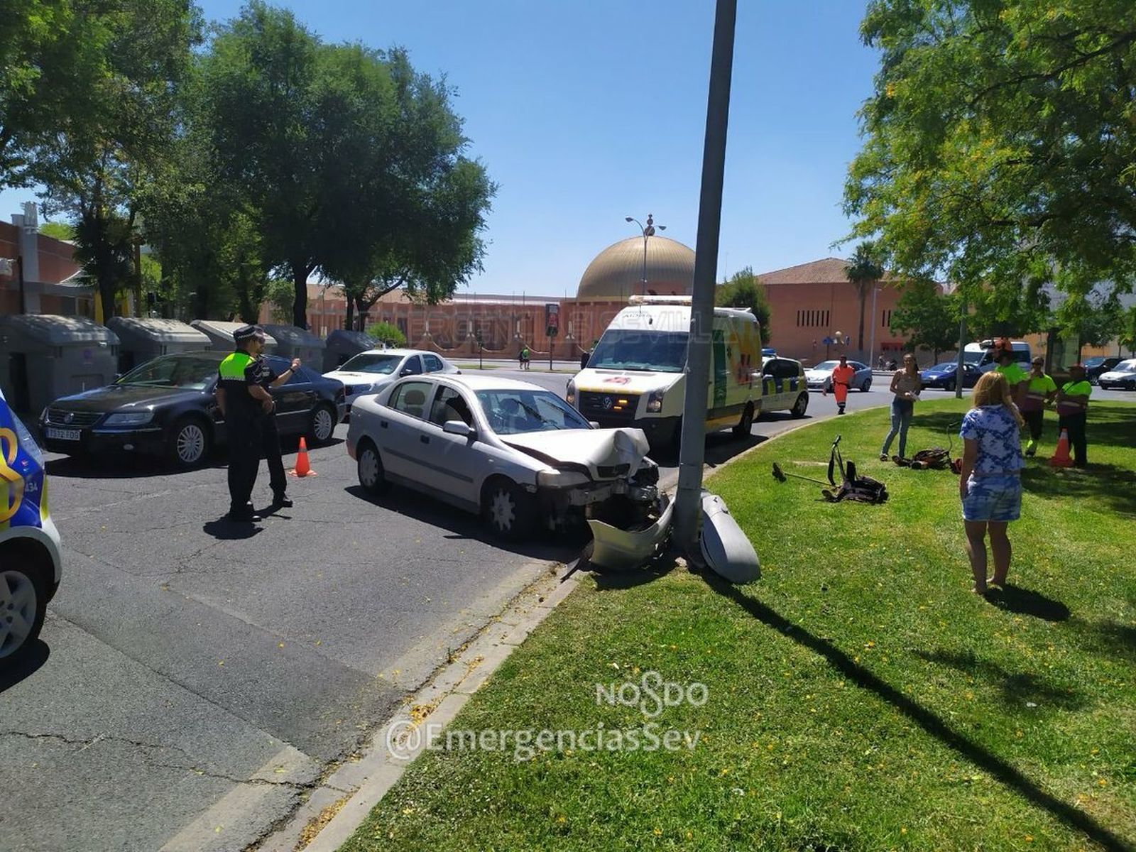 El vehículo en el lugar donde ha chocado contra una farola.