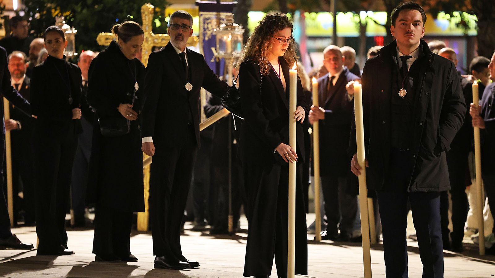 Las velas de los cirios resistieron ante el viento en la plaza.