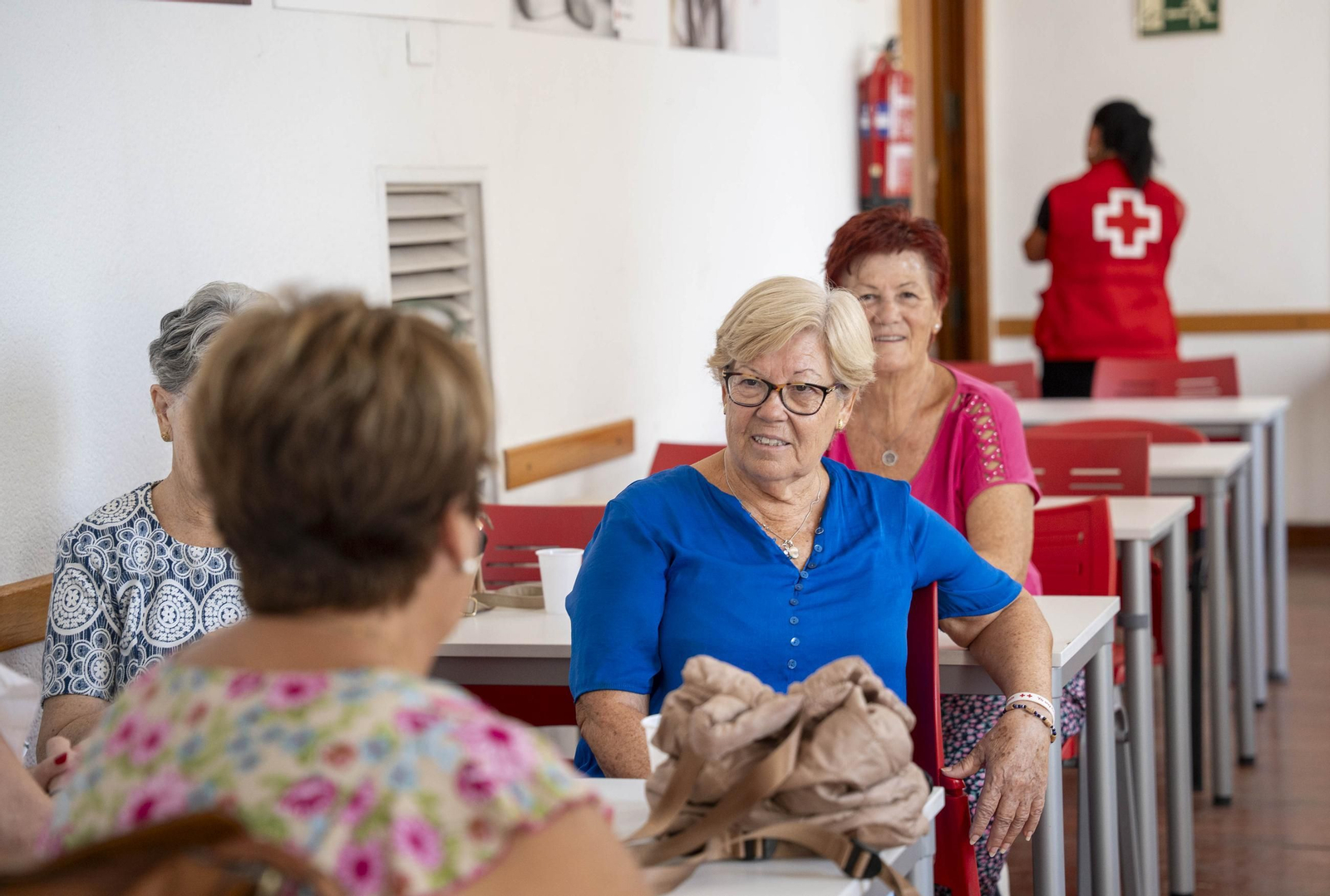 Cruz Roja realiza la entrega de mantitas solidarias a las familias de acogida
