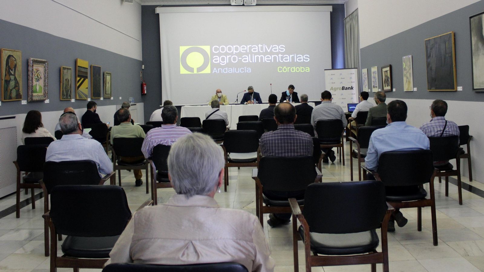 Asistentes a la reunión en el Círculo de la Amistad.