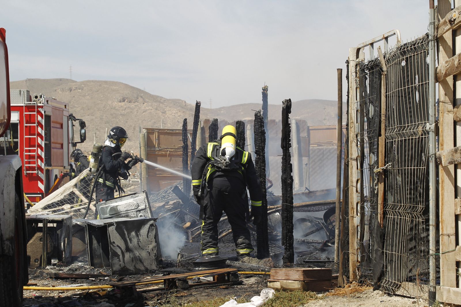 Bomberos apagan un incendio de una chabola en una imagen de archivo