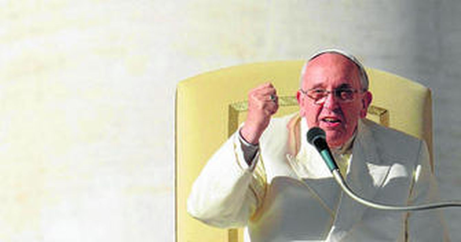 El papa Francisco se dirige a sus feligreses en la Plaza de San Pedro del Vaticano.