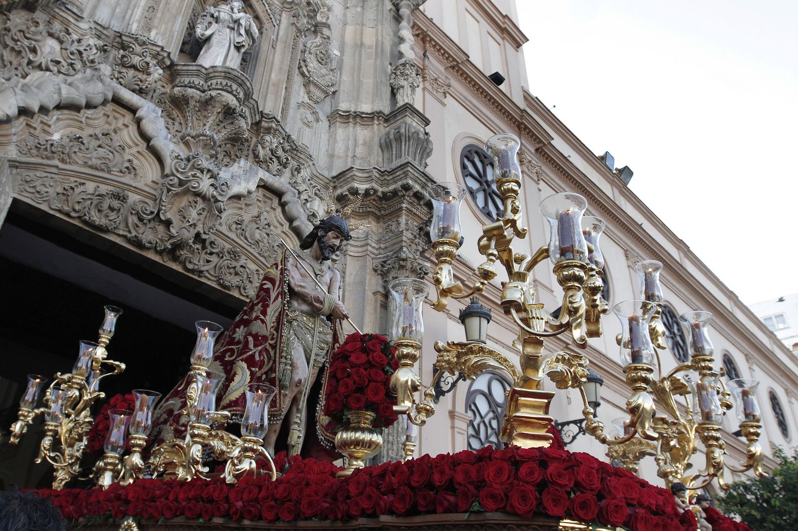 El paso con el Señor del Ecce-Homo saliendo de la iglesia de San Antonio.