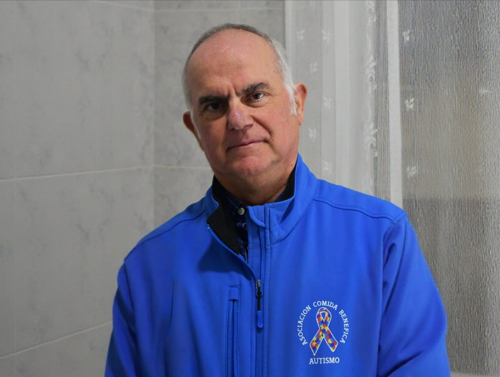 Sebastián Fernández posa con el jersey de la Asociación Benéfica Comida Autismo, de la que es presidente.