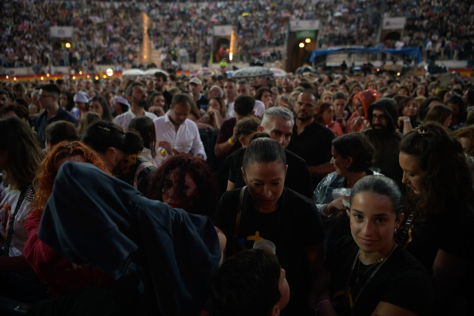 La lluvia de Granada no frena el baño de masas de un Manuel Carrasco ‘Salvaje’