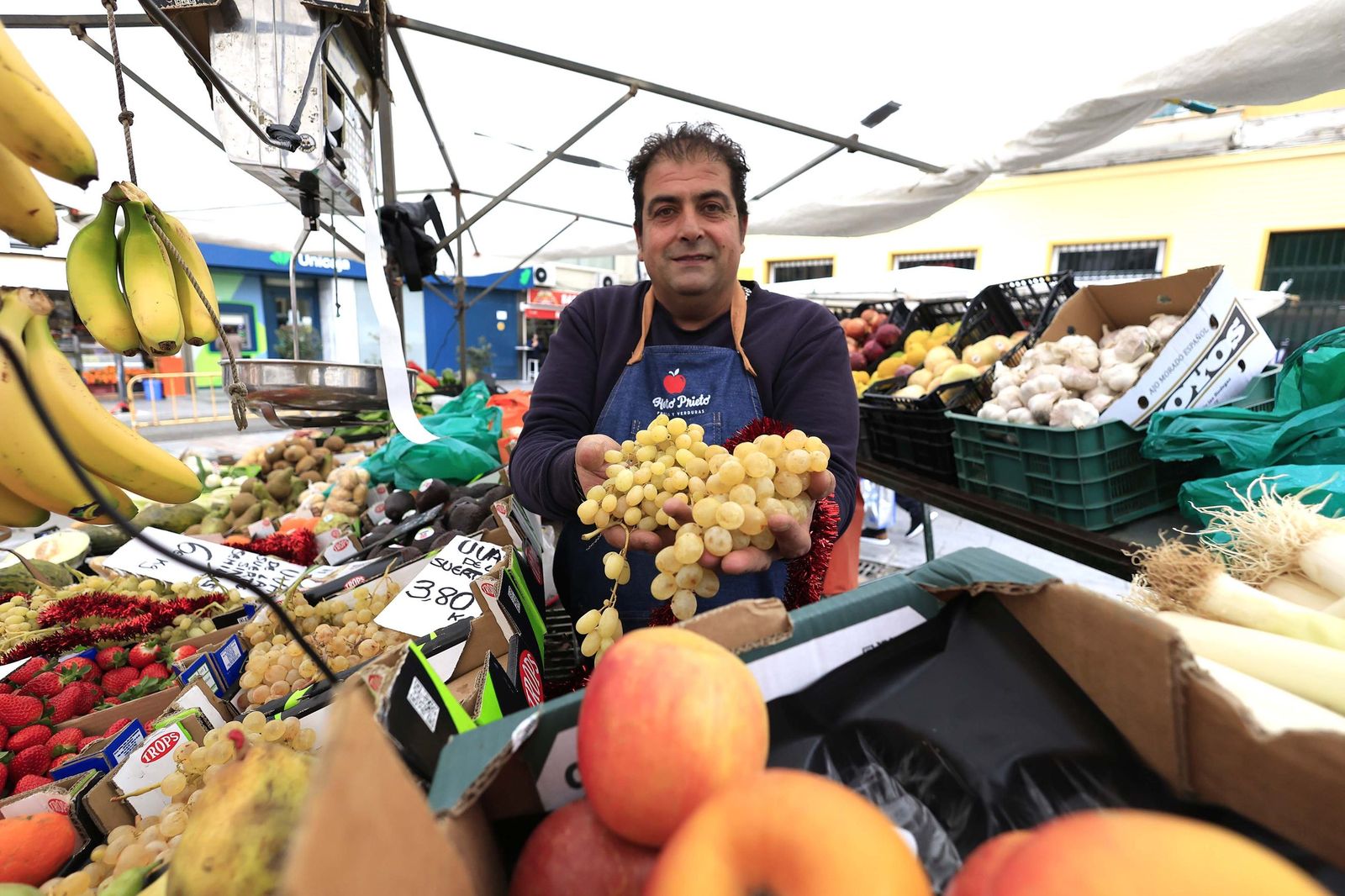 Las últimas compras para Nochevieja en Algeciras, en imágenes