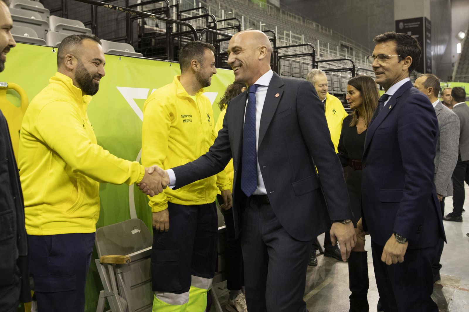 Luis Rubiales saluda este miércoles a operarios en el Palacio