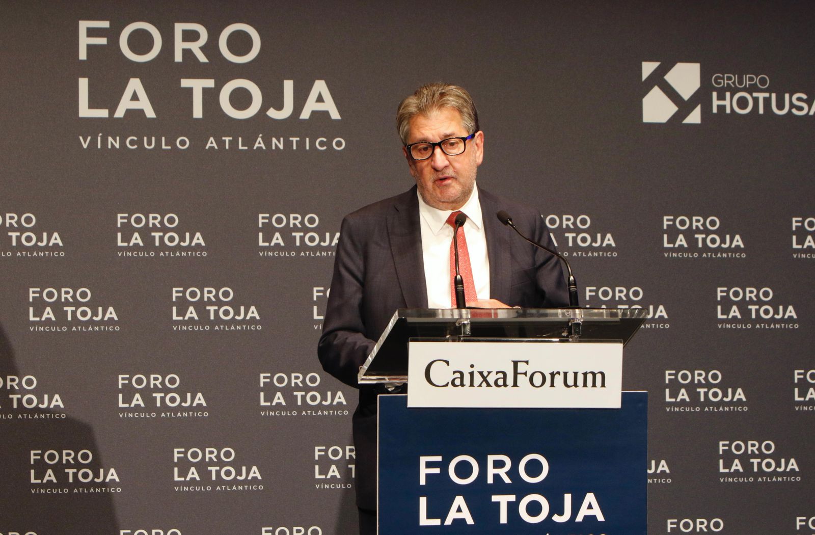 Amancio López Seijas, presidente del Foro La Toja Vínculo Atlántico, durante la inauguración de la quinta edición en Sevilla.