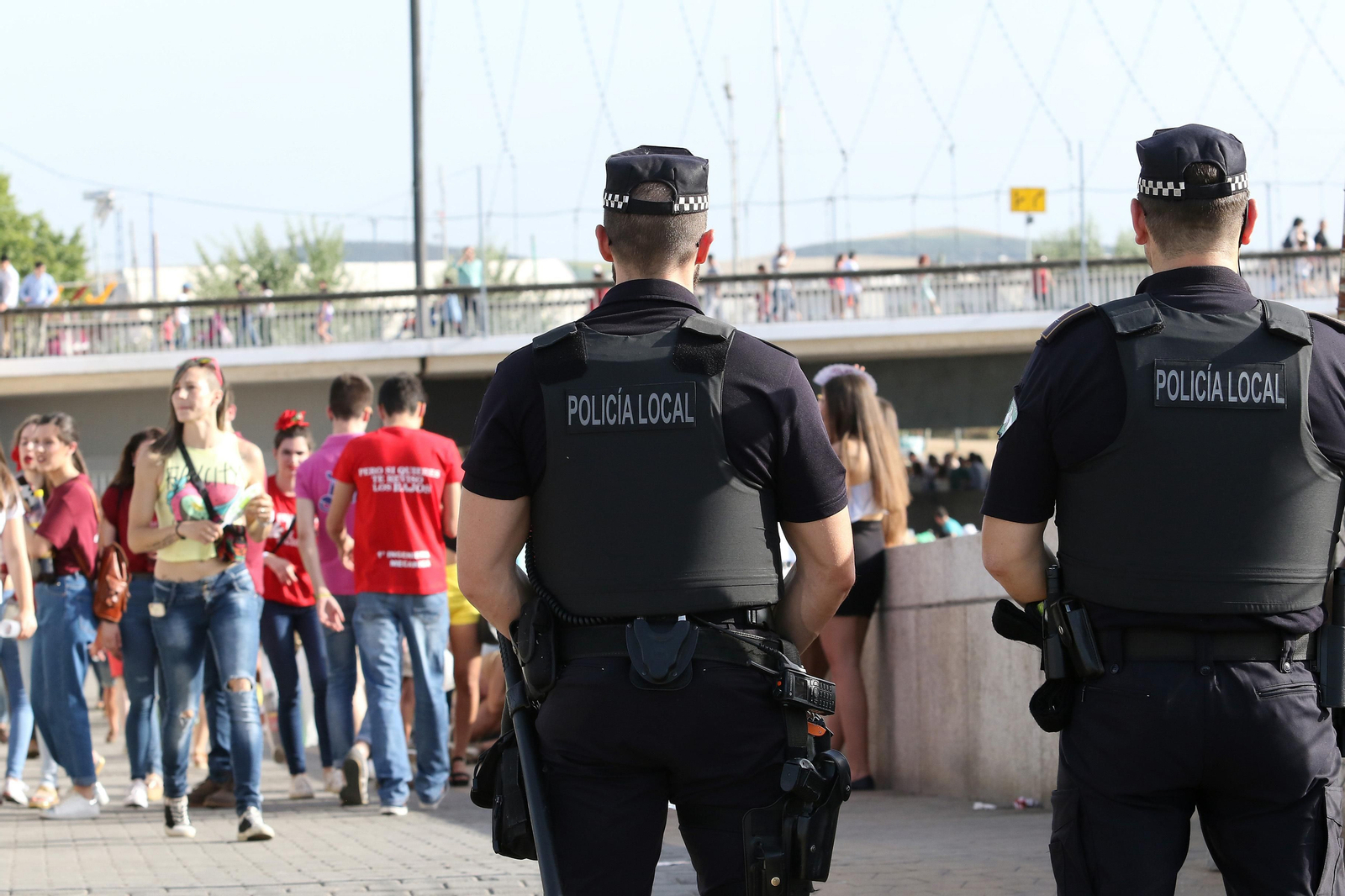 Dos policías locales vigilan el botellón del río junto a la Feria.