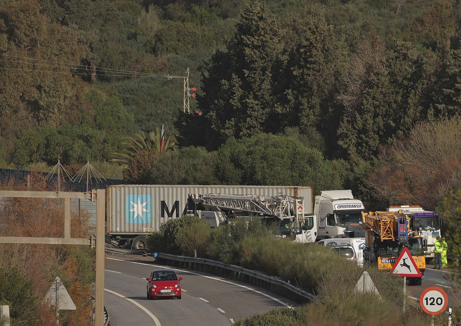 Fotos del camión accidentado en la A 381