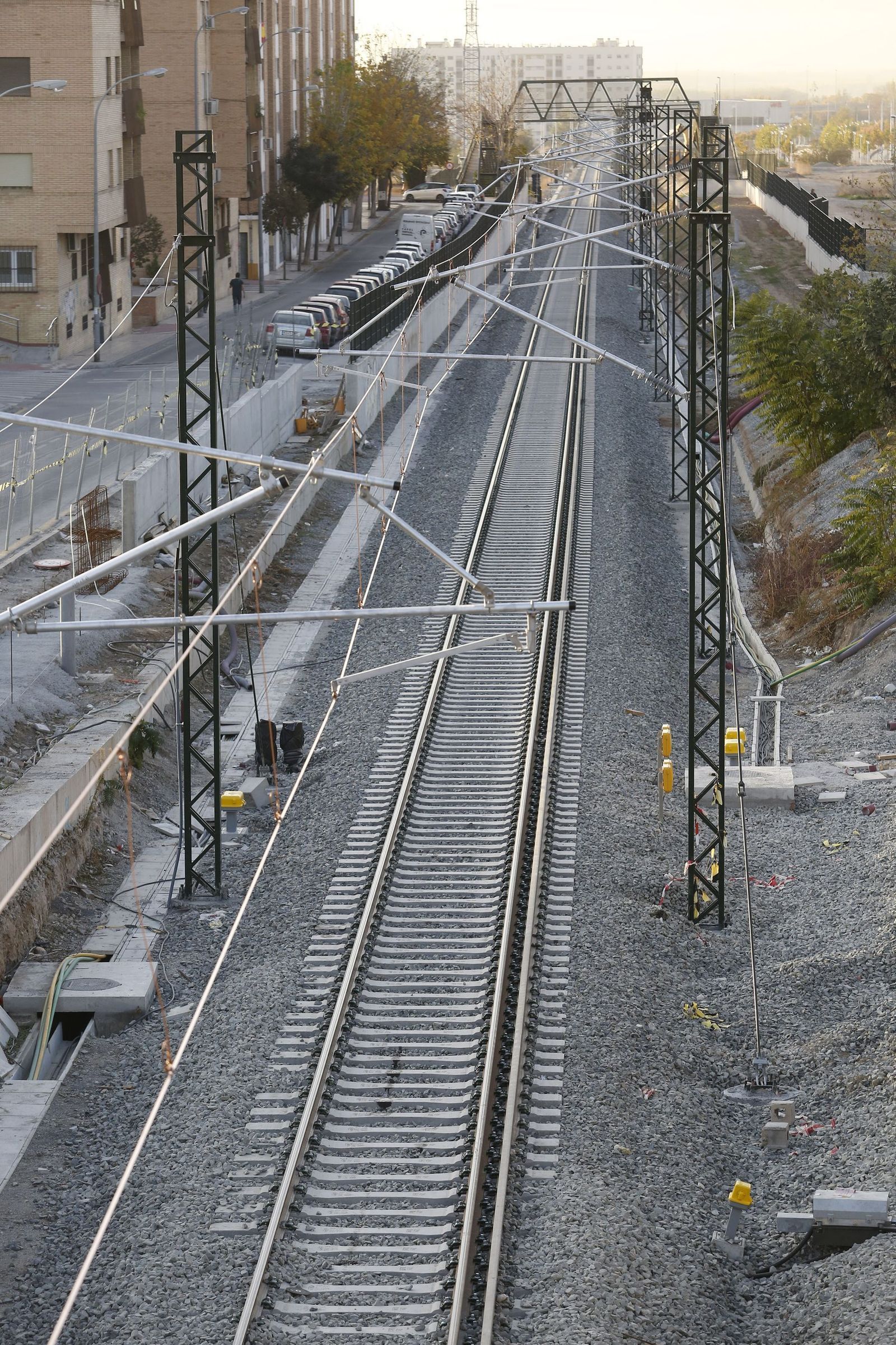 Línea de alta velocidad a su paso por Granada capital.