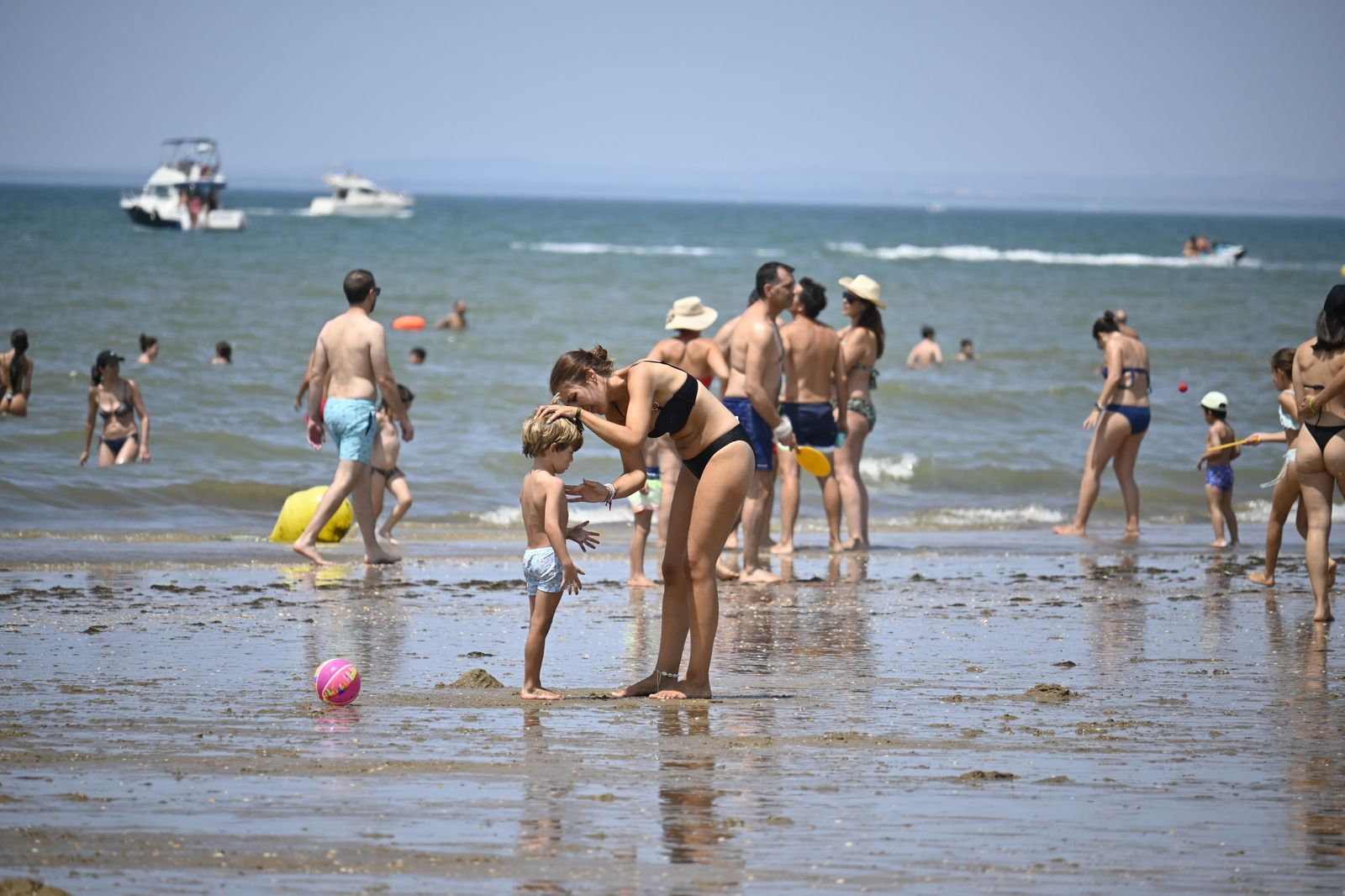 Ambiente en la playas de Huelva este sábado 22 de julio, en imágenes