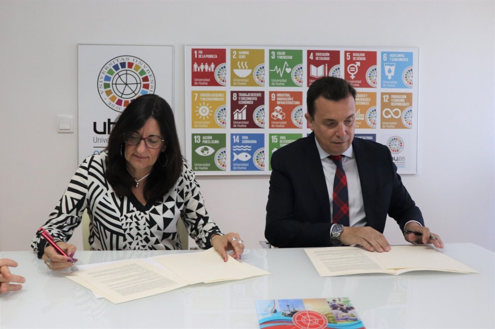 La Universidad de Huelva y la Fundación Caja Rural del Sur firman un convenio de colaboración