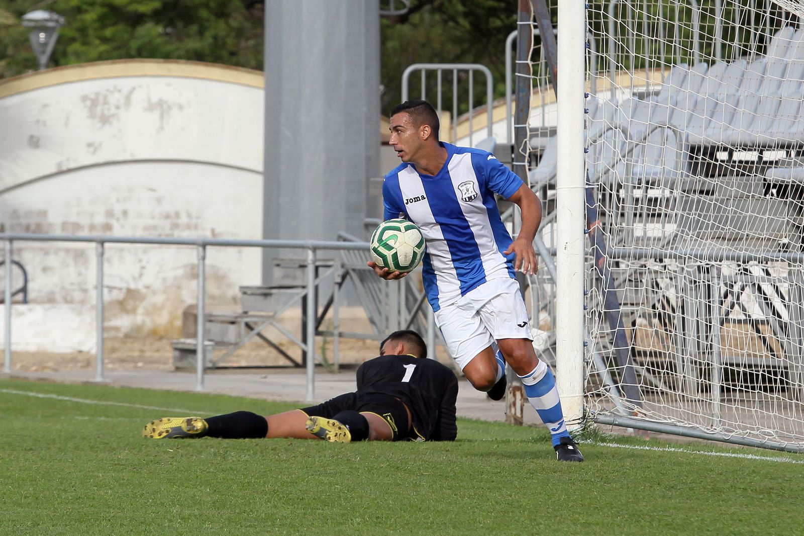 Juan Rosillo recoge el balón tras anotar el empate a uno de penalti.