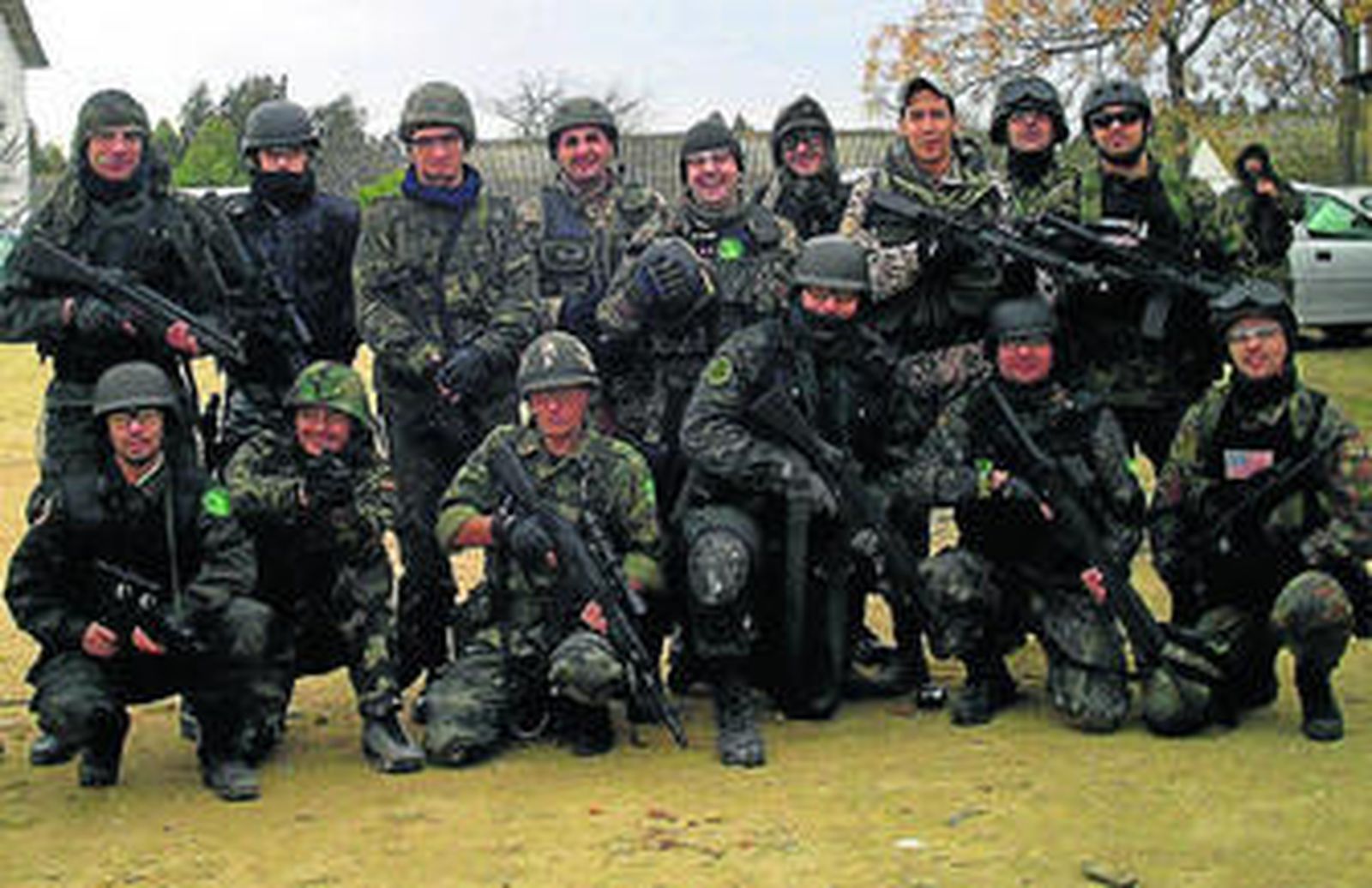 1. Representantes de distintos clubes de Sevilla tras una partida en Alcalá de Guadaíra. 2. Un momento de una escaramuza en un terreno preparado para el 'airsoft' en Tocina. 3. Un instante de la recreación de la 'Operación Irene' en Somalia, realizada en una fábrica de tubos en Carmona. 4. El 'soldado' Alfonso Bruna en un lance de una simulación militar en el antiguo geriátrico de Alcalá. 5. Los 'airsofters' sevillanos Raúl Sánchez y Sergio Rosado.