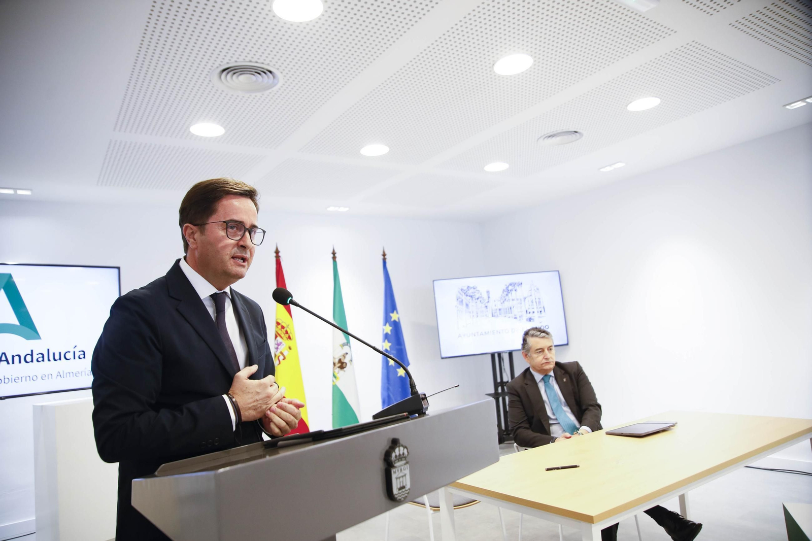 El consejero Antonio Sanz y el alcalde ejidense Francisco Góngora, firman un convenio para la creación de un Centro de Emprendimiento Digital, en imágenes