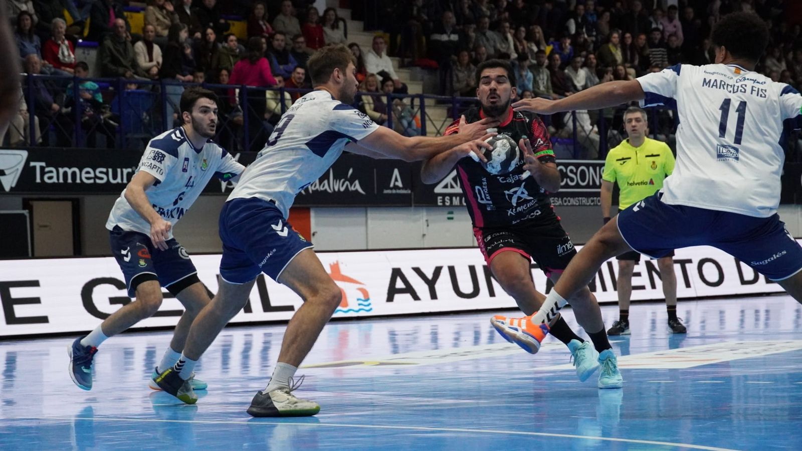 Simonet intenta zafarse de la defensa del Granollers.