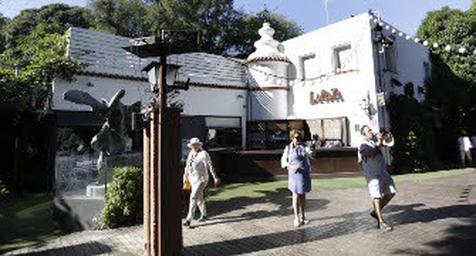 Fachada principal del restaurante La Raza, en el Parque de María Luisa. / Juan Carlos Muñoz