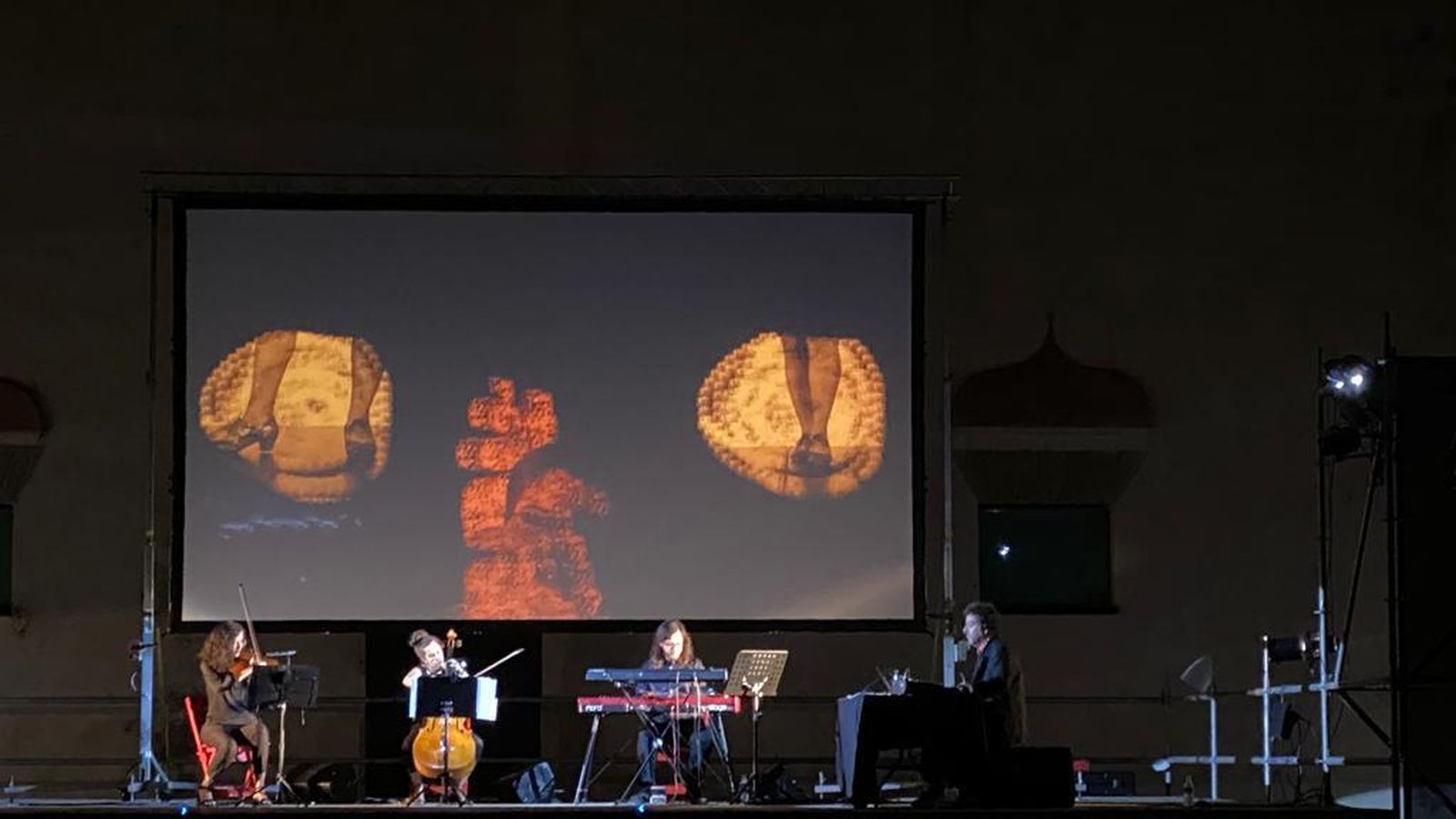 Music Komite, durante su espectáculo 'El Amor Brujo' en el Castillo de San Romualdo.