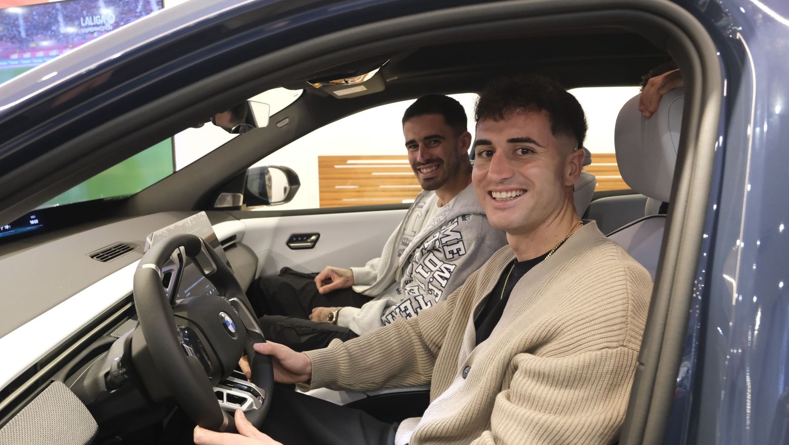 Jon Mocillo y Miguel de la Fuente firman autógrafos en Automotor Costa BMW