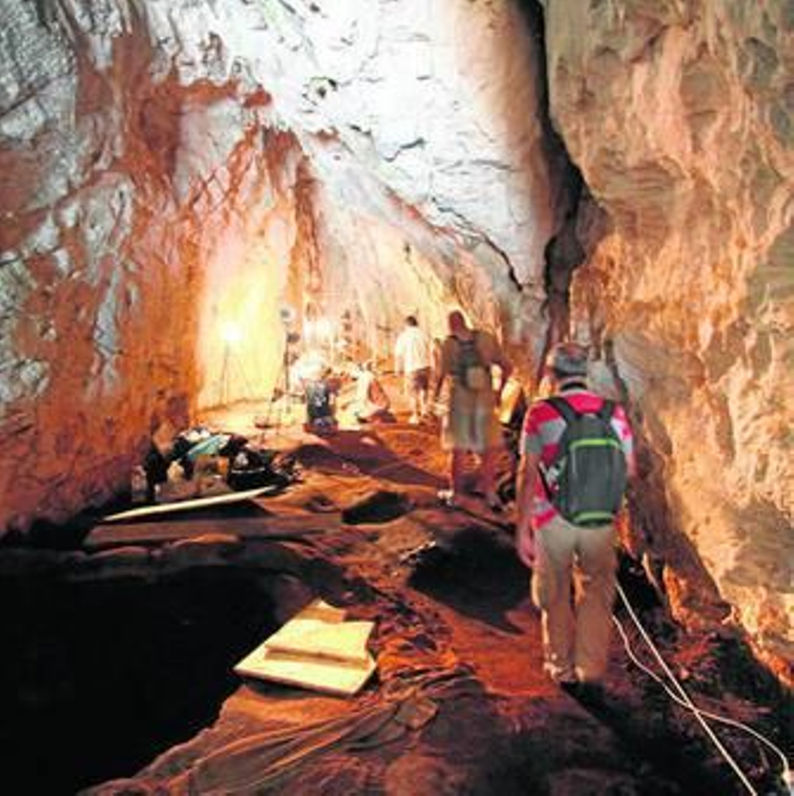 El interior de la Cueva de Gorham, en el Peñón de Gibraltar, habilitada para las excavaciones.