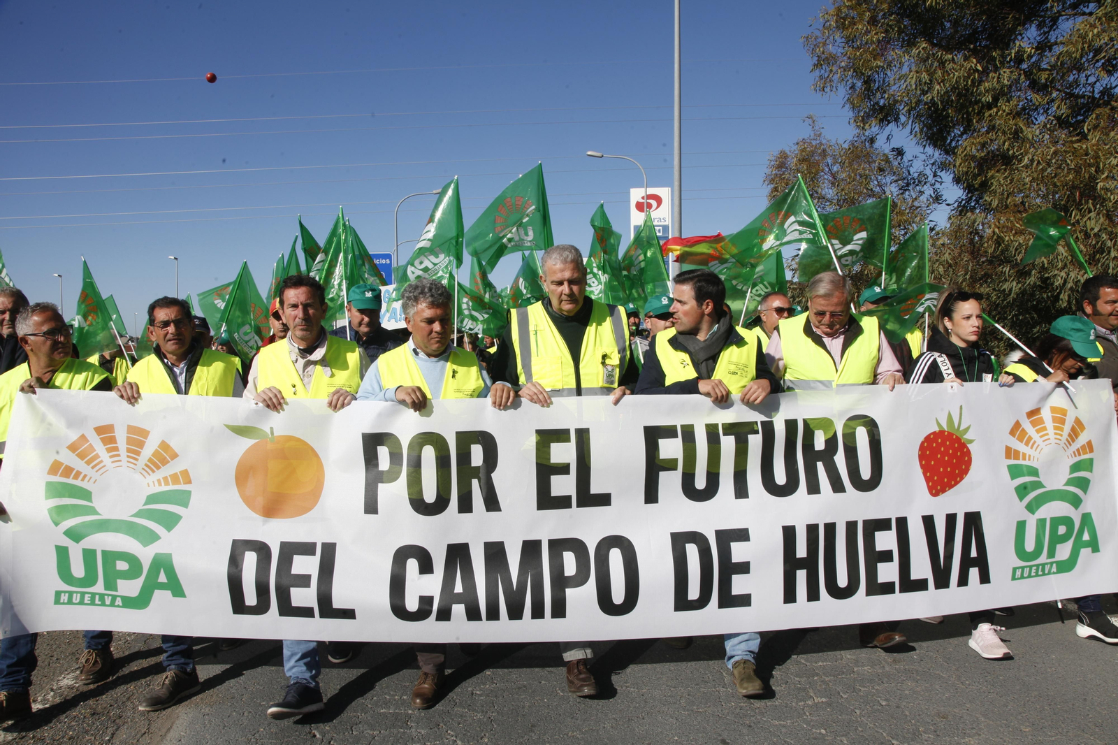 Imágenes de la manifestación de agricultores en el Puente Internacional del Guadiana