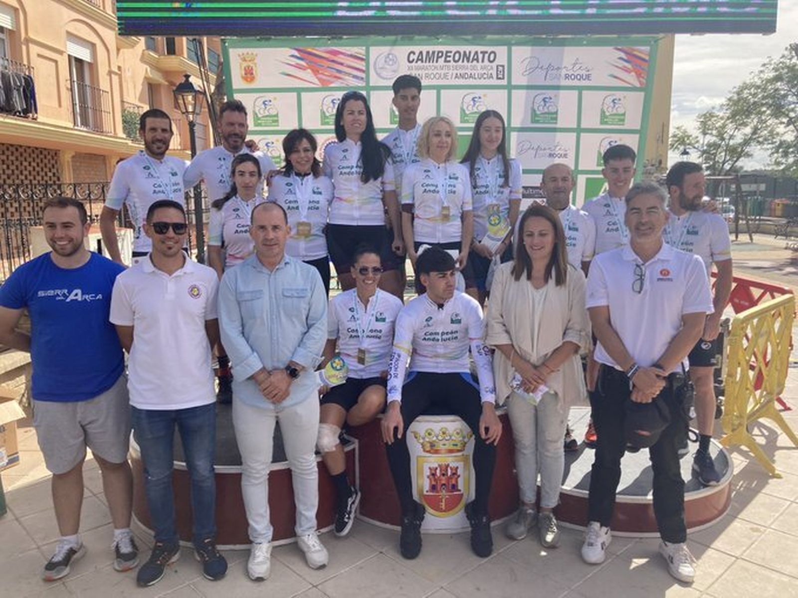 Los vencedores, junto a la organización