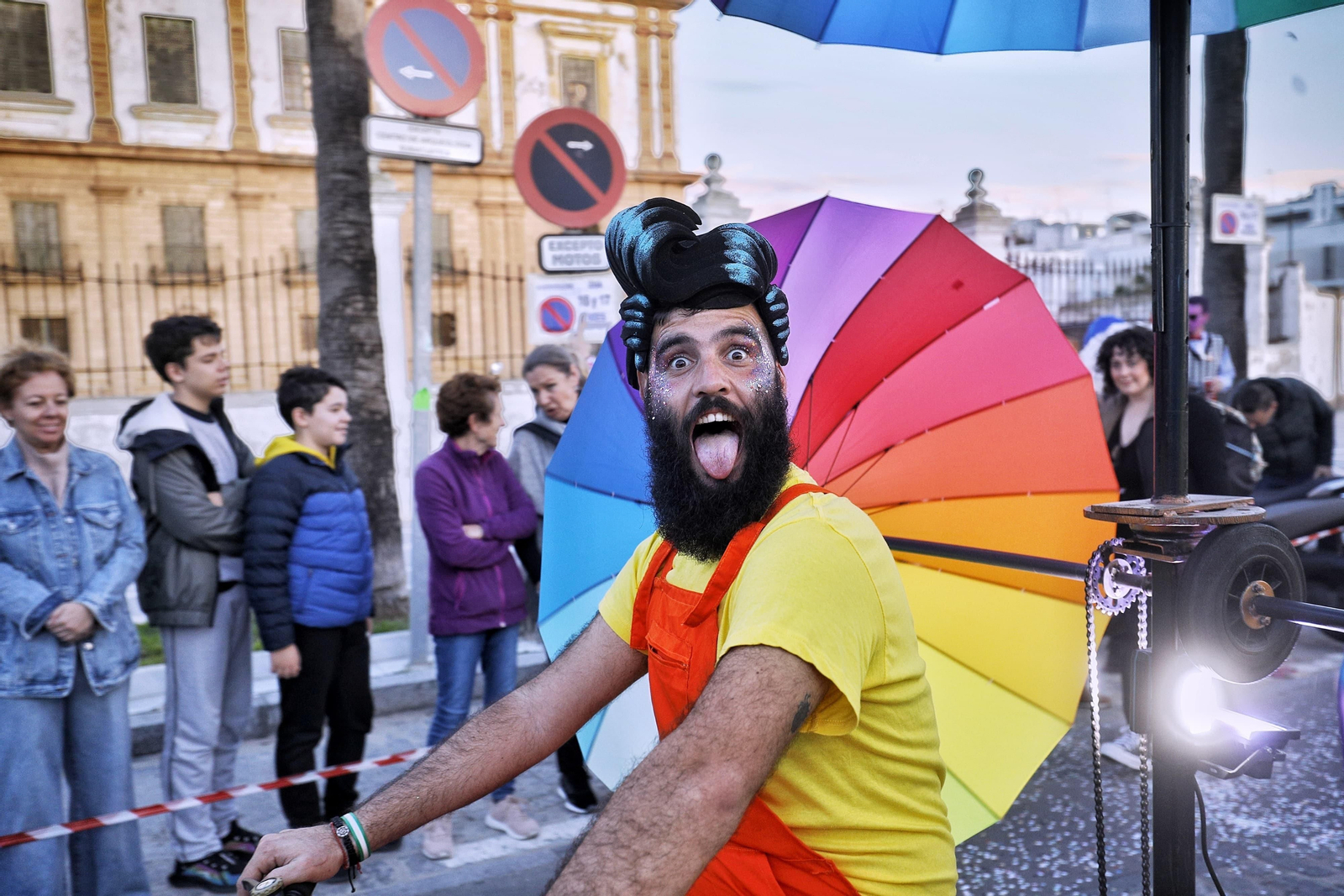 Las imágenes de la divertida Cabalgata del Humor del Carnaval de Cádiz 2024