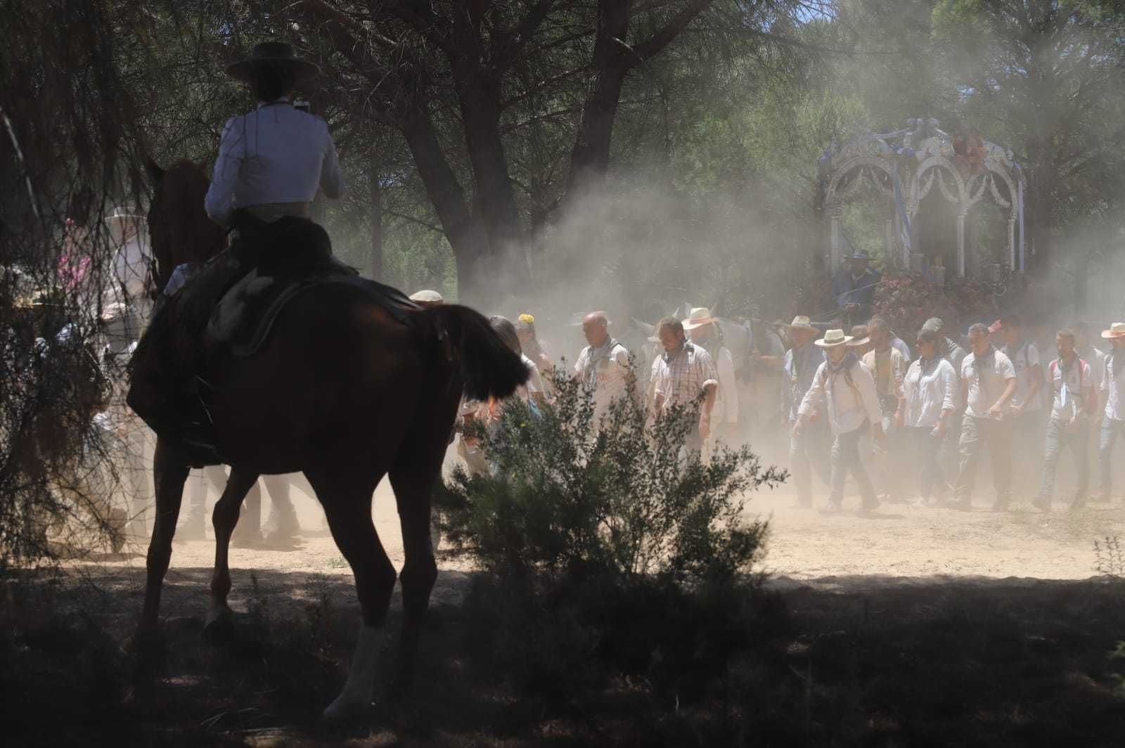 La Hermandad de Huelva, en el camino, al mediodía del viernes.