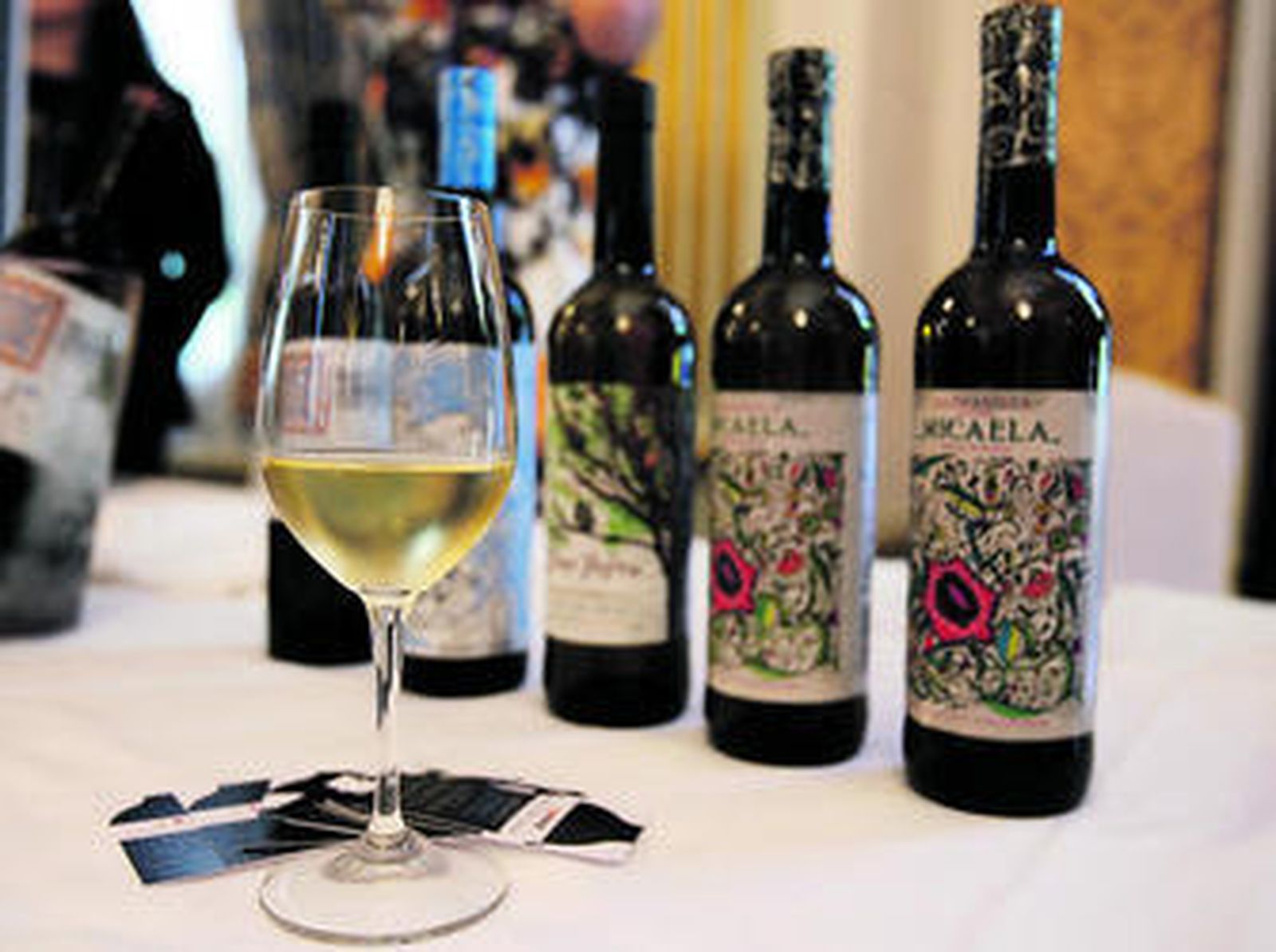 1. Cata de manzanilla. 2. Carlo Suffredini, director del Hotel Alfonso XIII, Ana Mª Castillo López, concejal-delegada de Turismo de Sanlúcar de Barrameda, y Beltrán Domecq, presidente del Consejo Regulador. 3. Manzanilla de bodegas Barón.