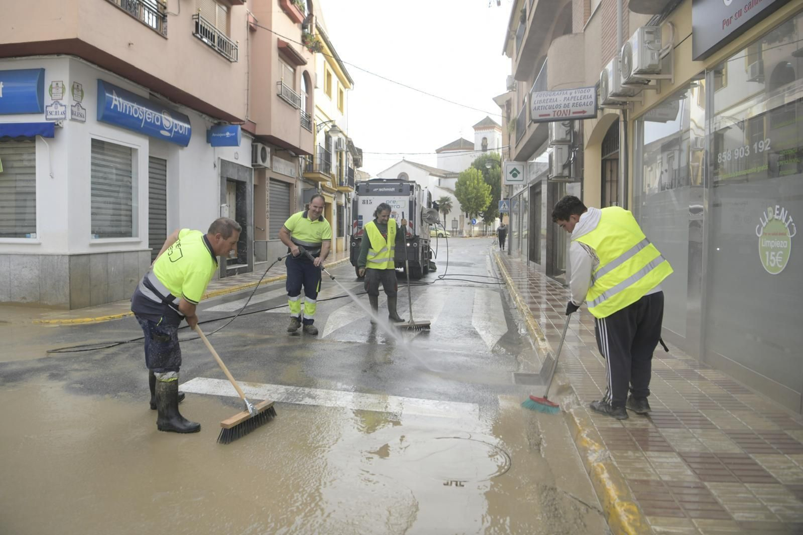 Fotos: Lucha contra el lodo en Chauchina tras los estragos de la DANA