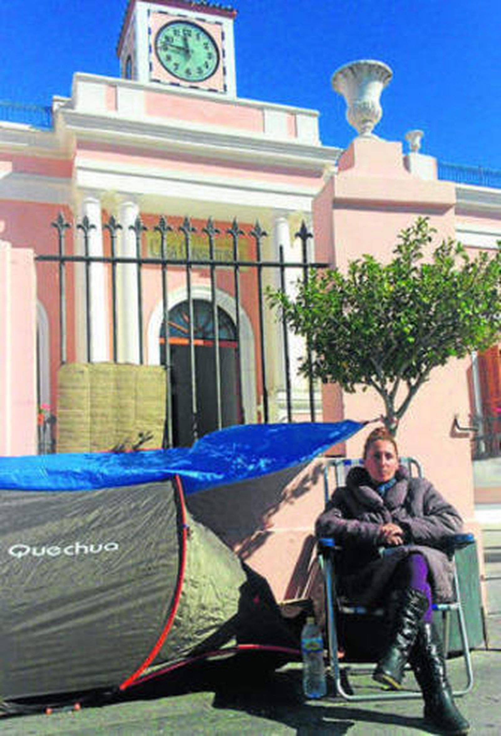 Magdalena Delgado, acampada en la puerta del Ayuntamiento.