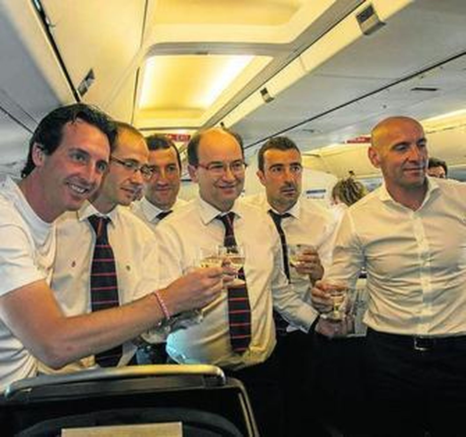 Emery y su cuerpo técnico brindan con Castro y Monchi en el avión.