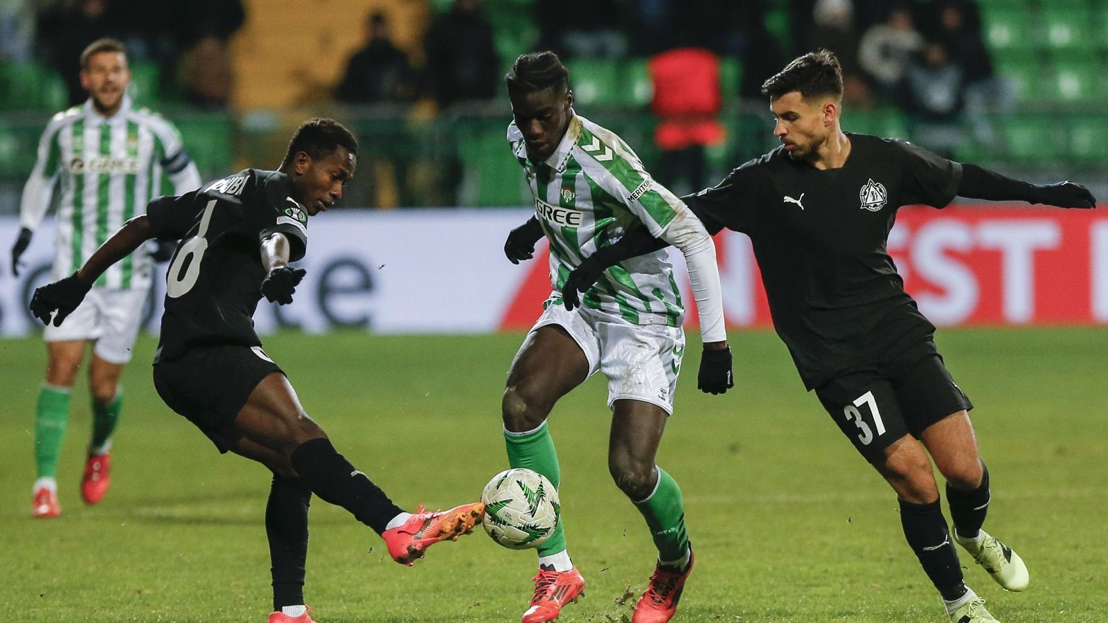 Assane Diao, ante Diallo y Puscas.