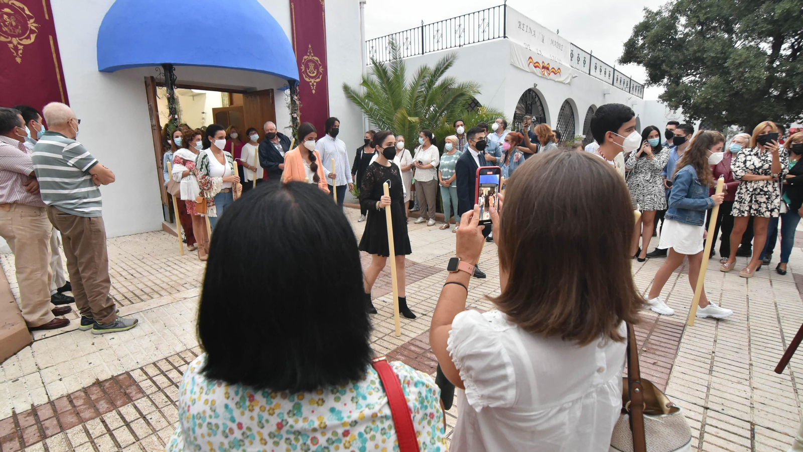 Las fotos de la Virgen de la Salud procesionando en la barriada de San Garcia