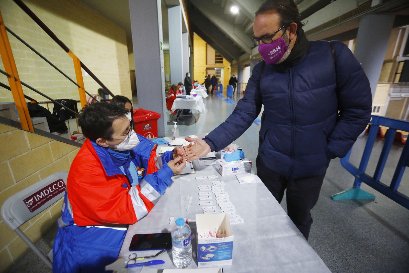 Los test de antígenos al profesorado en Vista Alegre, en fotografías