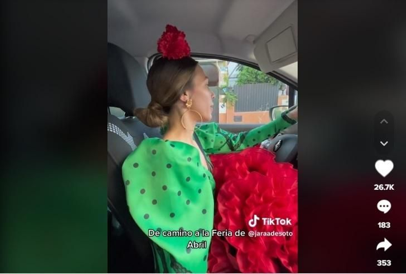 Una captura del vídeo de la joven que conduce con un vestido con volantes con mucho volumen