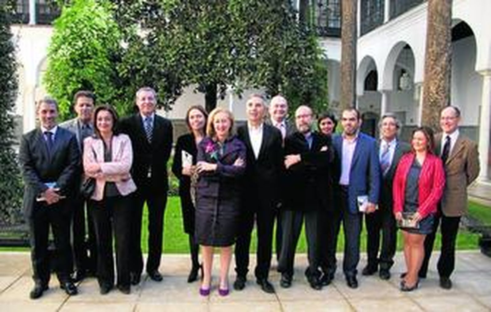 Trece de los quince autores del libro, incluida Fuensanta Coves, ayer en el Parlamento andaluz con Ana Gavín, de la Fundación Lara.