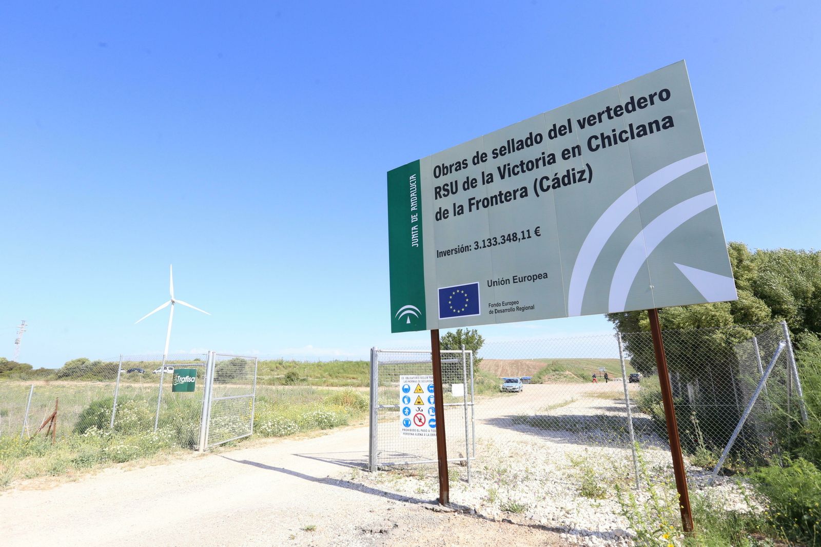 Cartel del sellado de la Finca de la Victoria, obras que tuvieron un coste de más de tres millones de euros.