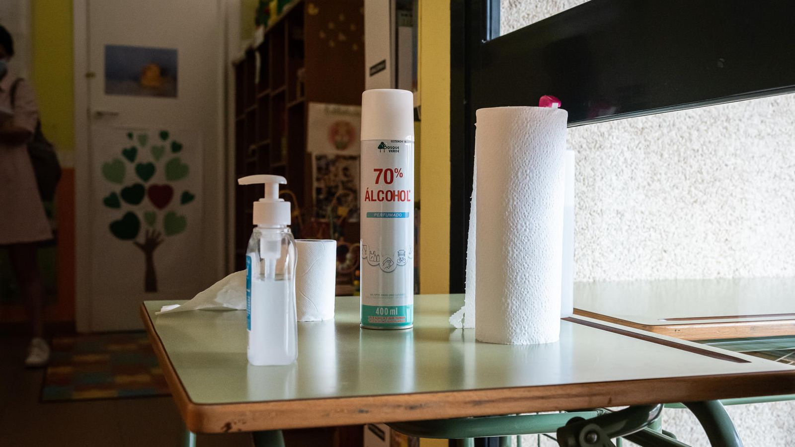 Gel hidroalcohólico y desinfectante a la entrada de un centro escolar.