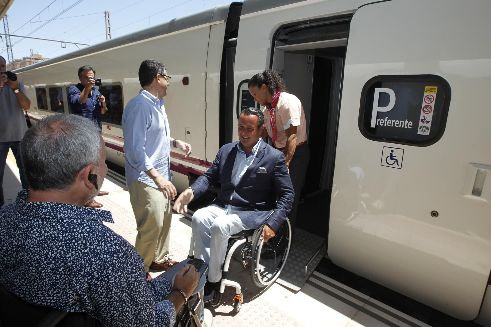Primer tren adaptado que realizó el viaje hasta Almería a mediados de julio.
