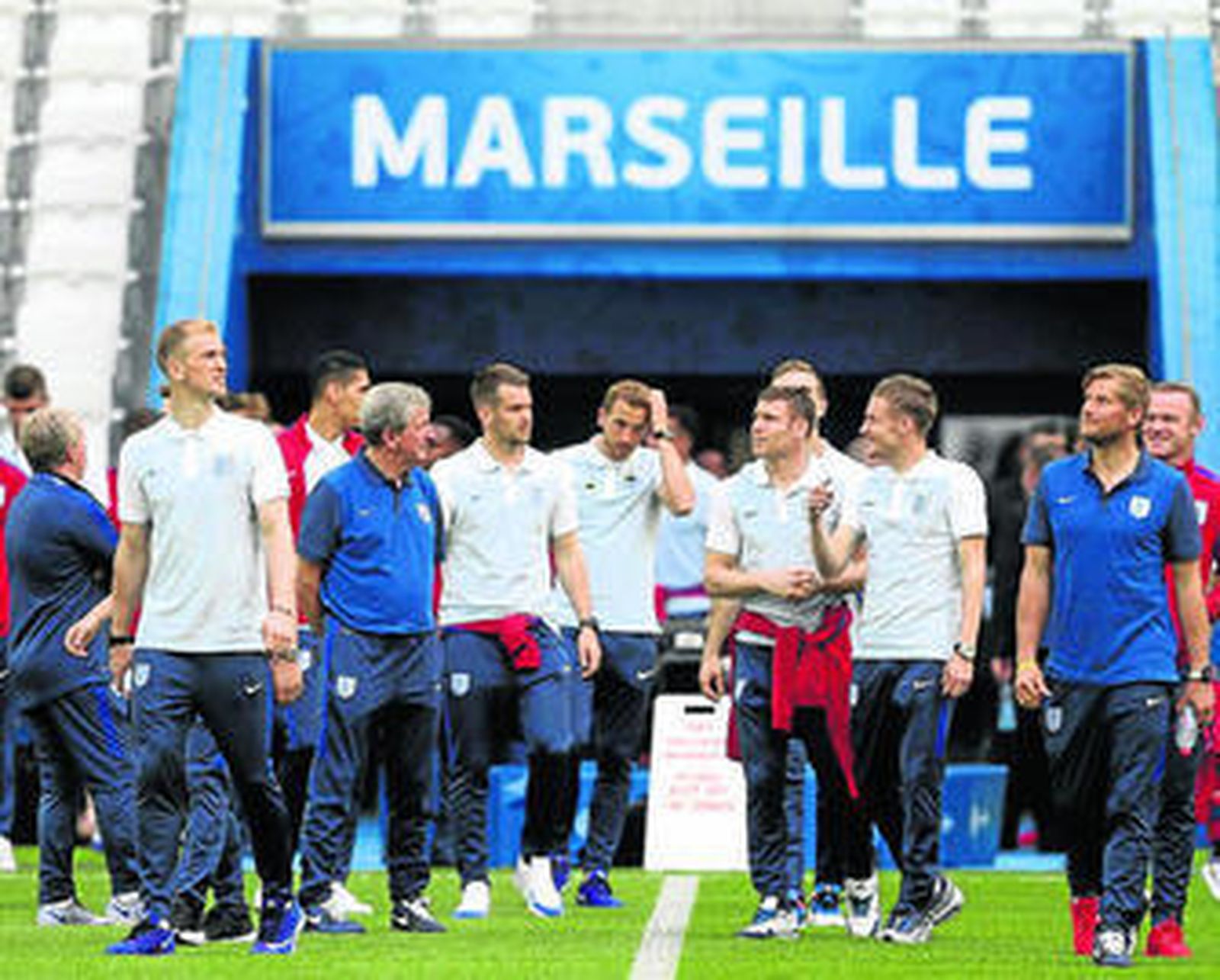 El entrenador inglés, Roy Hodgson, y sus jugadores inspeccionan el Velodrome de Marsella.